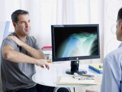 Patient souffrant d'une douleur à l'épaule.